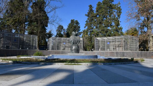 Памятник обезьяне на территории Сухумского питомника обезьян - Sputnik Абхазия