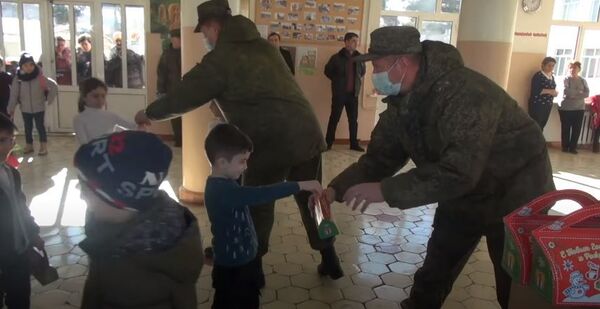 Раздача гумпомощи школьникам Степанакерта Раздача гумпомощи школьникам Степанакерта - Sputnik Абхазия