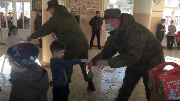Раздача гумпомощи школьникам Степанакерта - Sputnik Абхазия