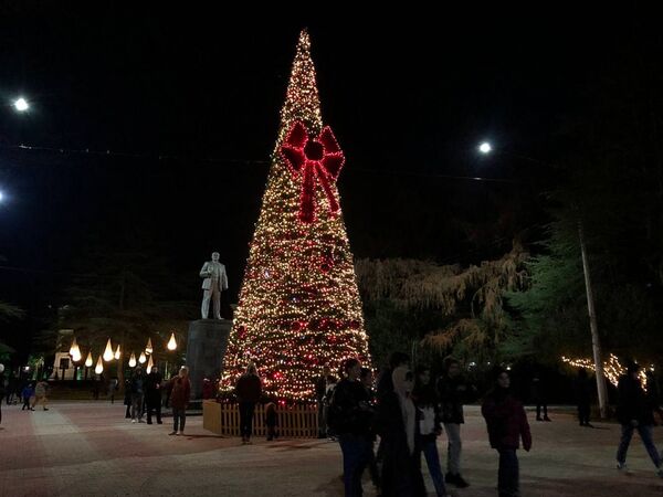 Новогодняя елка в городе Гудаута  - Sputnik Абхазия