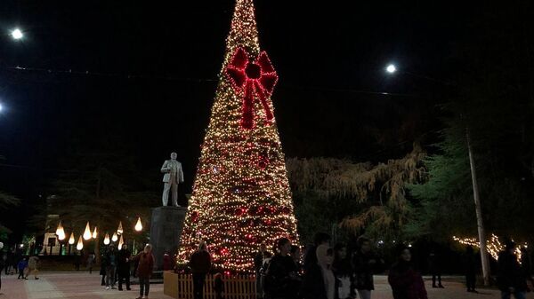 Новогодняя елка в городе Гудаута  - Sputnik Абхазия