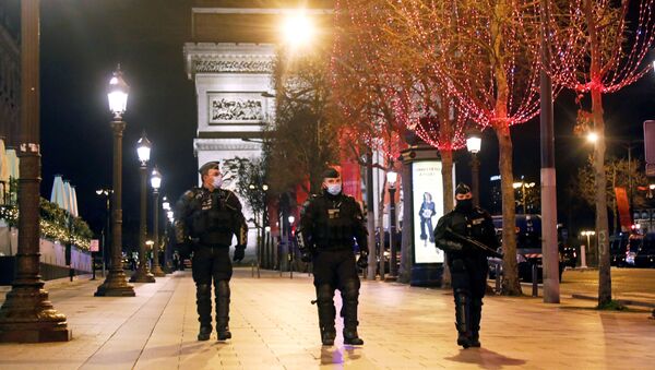 Французская полиция патрулирует Елисейские поля в канун Нового года после того, как празднования и собрания были запрещены из-за ограничений, связанных с коронавирусом (COVID-19), в Париже, Франция, 31 декабря 2020 г - Sputnik Абхазия