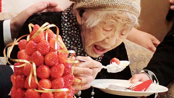 Кане Танака, 116-летняя японка, празднует официальное признание старейшим из ныне живущих людей в Книге рекордов Гиннеса в Фукуоке 9 марта 2019 г. - Sputnik Абхазия