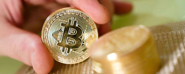 Сувенирные монеты с логотипами криптовалюты биткоин. - Sputnik Аҧсны