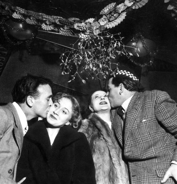 Празднование Нового года в Париже, 1951 год - Sputnik Абхазия