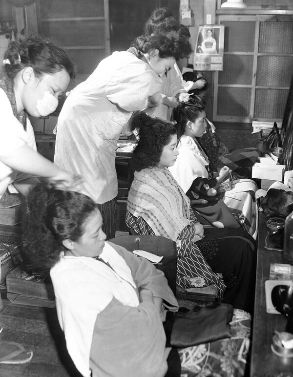 Девушки в салоне красоты во время подготовки к празднования Нового года в Японии, 1950 год - Sputnik Абхазия