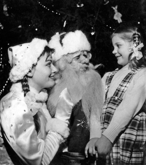 Встреча с Дедом Морозом и Снегурочкой на новогодней елке для детей в одном из московских Домов культуры - Sputnik Абхазия