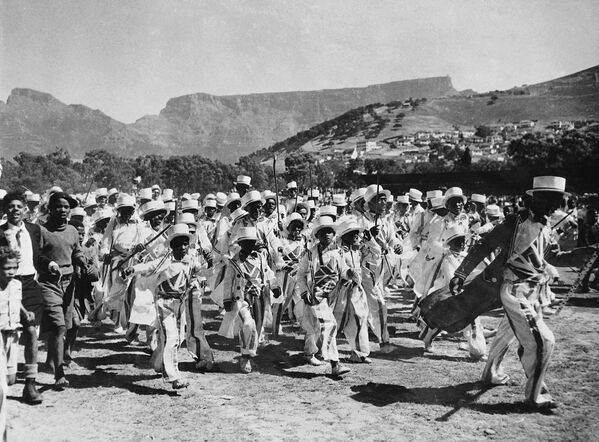 Чернокожие жители Кейптауна во время празднования Нового года, 1950 год  - Sputnik Абхазия