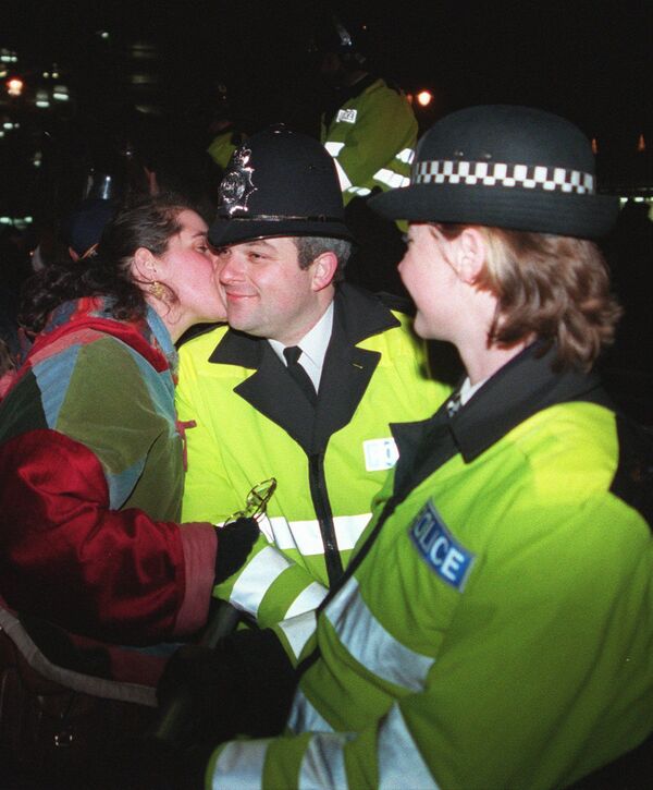 Полицейские и участники празднования Нового года в Лондоне, 1996 год  - Sputnik Абхазия