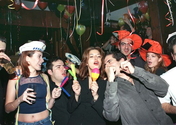 Ливанцы во время празднования Нового года на горнолыжном курорте Ферайя, 1999 год - Sputnik Абхазия