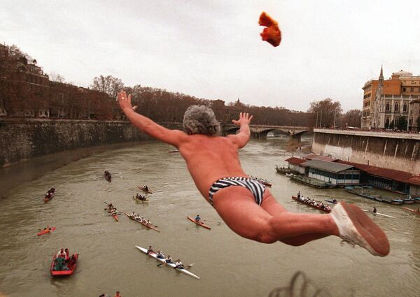 Традиционное новогоднее ныряние в реку Тибр в Риме, 1997 год - Sputnik Абхазия