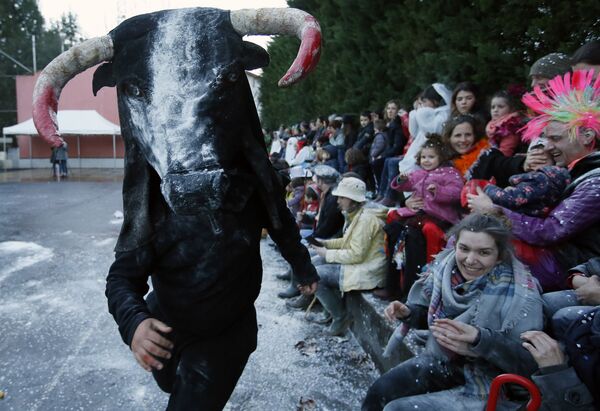 Участник карнавала в костюме быка, олицетворяющий миф страны Басков во Франции  - Sputnik Абхазия