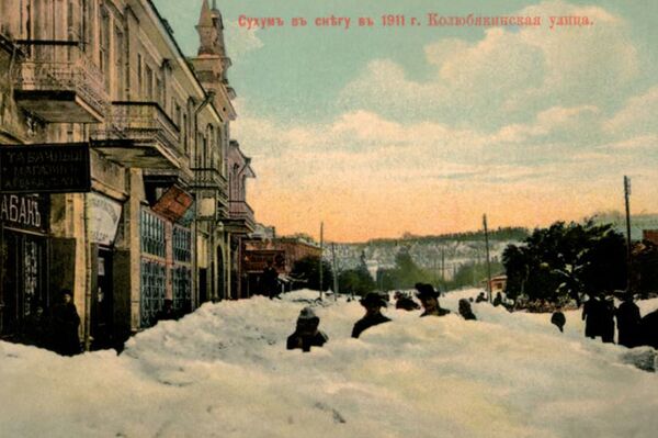 Сухум в снегу в 1911 году, Колюбякинская улица (ныне ул. Леона) слева гостиница “Ориенталь” (ныне “Ткуарчал”) - Sputnik Абхазия