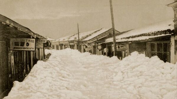 Сухум в снегу в 1911 году. Рыбный переулок (ныне ул. И. Когония). Эти здания не сохранились, снесены в 1998-2000 гг.) - Sputnik Аҧсны