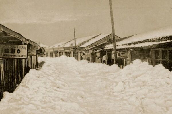 Сухум в снегу в 1911 году. Рыбный переулок (ныне ул. И. Когония). Эти здания не сохранились, снесены в 1998-2000 гг.) - Sputnik Абхазия