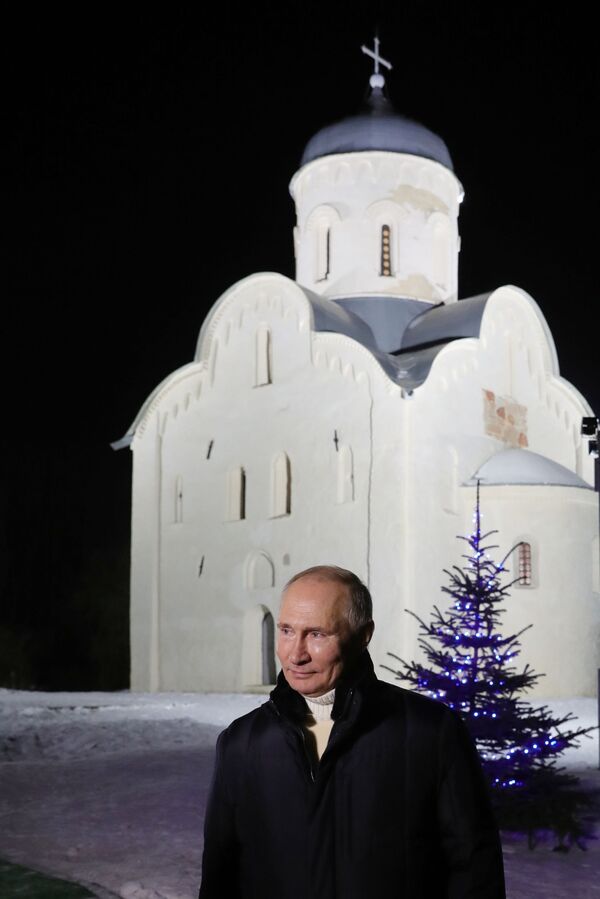 Президент РФ Владимир Путин дает интервью после посещения Рождественского богослужения в церкви Николы на Липне - Sputnik Абхазия