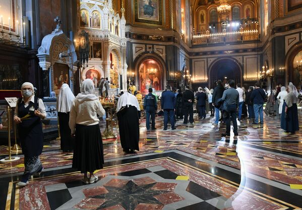 Верующие, соблюдающие социальную дистанцию, во время Рождественского богослужения в храме Христа Спасителя в Москве - Sputnik Абхазия
