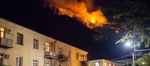 Глазами очевидца: пожар в Гагре полыхает у жилых домов - Sputnik Абхазия