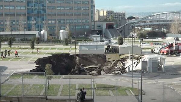 Видео с места обрушения парковки у ковидного госпиталя в Неаполе - Sputnik Абхазия
