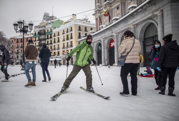 Мужчина едет на горных лыжах по одной из улиц в Мадриде - Sputnik Абхазия