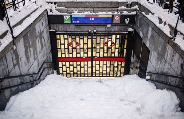 Закрытый из-за снегопада вход на станцию метрополитена в Мадриде - Sputnik Абхазия