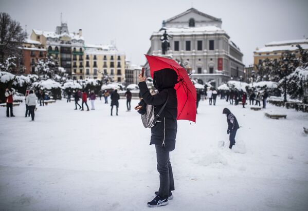 Женщина делает селфи на мобильный телефон на площади неподалеку от Королевского дворца в Мадриде - Sputnik Абхазия
