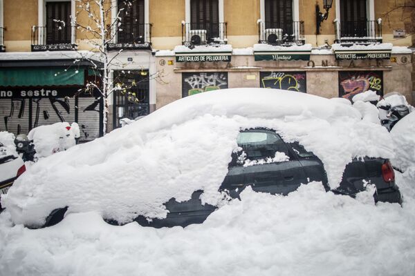 Занесенный снегом автомобиль на одной из улиц в Мадриде - Sputnik Абхазия