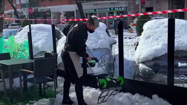 Жители Мадрида чистят улицы от снега сковородками - Sputnik Абхазия