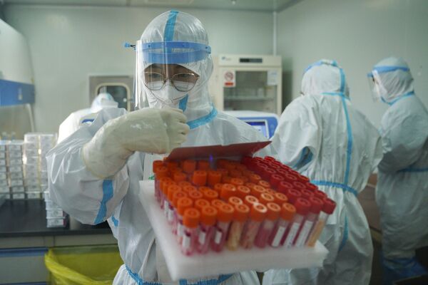 Китайский медработник с пробирками в лаборатории - Sputnik Абхазия