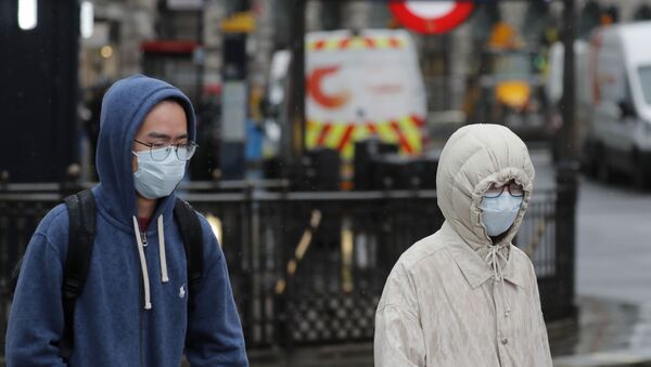 парень с девушкой в лицевой маске из-за распространения коронавируса - Sputnik Абхазия