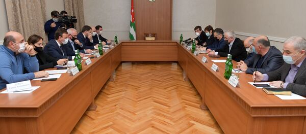 Совещание руководителя администрации президента по эпидситуации и энергетике Совещание руководителя администрации президента по эпидситуации и энергетике - Sputnik Абхазия