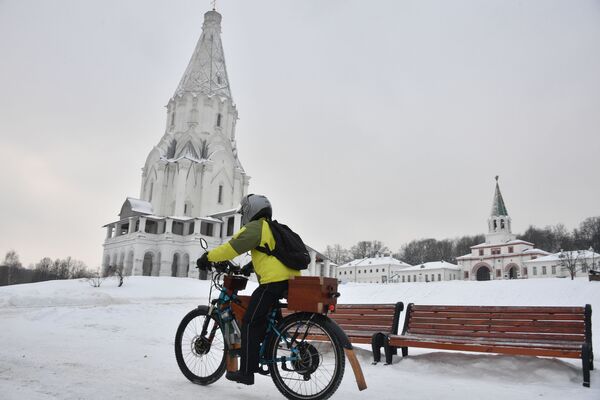 Молодой человек на велосипеде около церкви Вознесения Господня в парке Коломенское в Москве. - Sputnik Абхазия