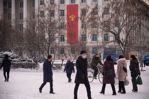 Люди на заснеженных улицах Пхеньяна. - Sputnik Абхазия