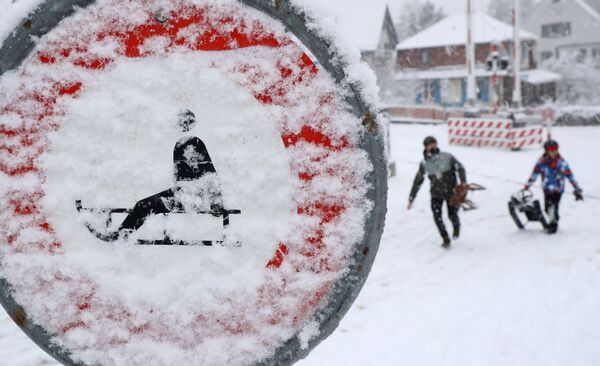 Люди на санках во время снегопада в Цюрихе. - Sputnik Абхазия