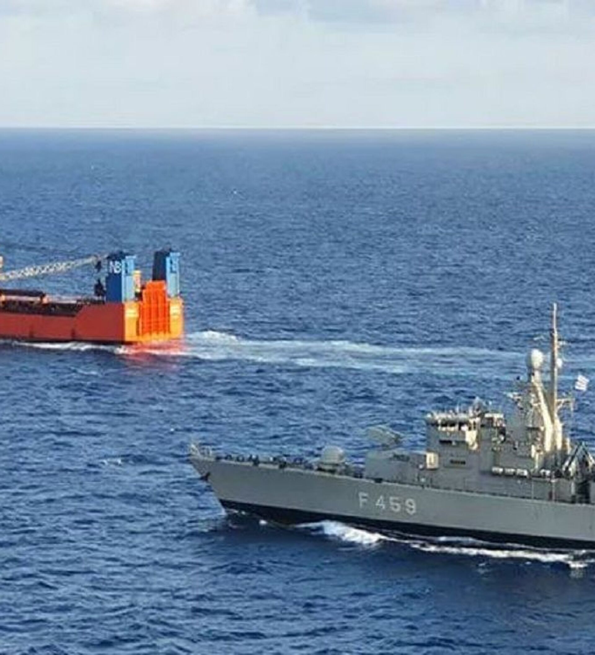 Нато высадились. Корабль специального назначения. Военный грузовой корабль. Российские торговые суда. Корабли НАТО.