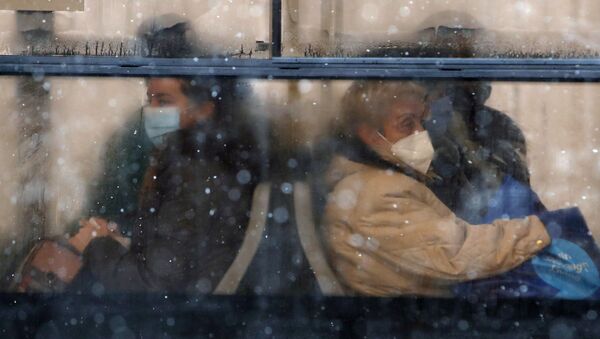  Люди в защитных масках в автобусе в Белграде, Сербия, - Sputnik Абхазия