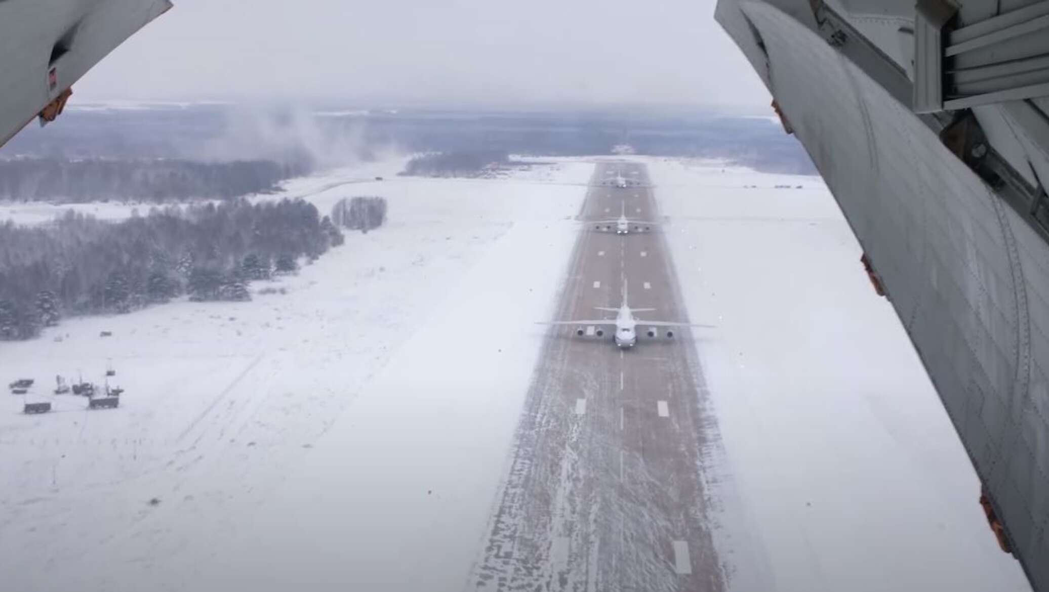 С аэродрома одновременно поднялись воздух 2 самолета. АН-124 Руслан Сеща. АН 124 военный. Экипаж АН-124 Сеща. Руслан самолет Сеща.