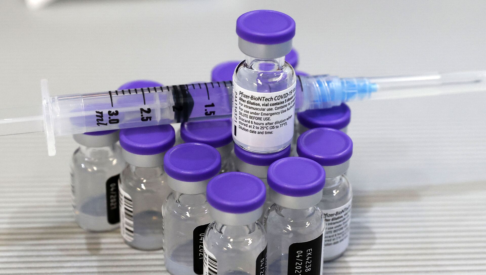 Шприц и флаконы с вакциной Pfizer-BioNTech COVID-19 изображены в Медицинском центре Шиба, крупнейшей больнице Израиля, в Рамат-Гане недалеко от прибрежного города Тель-Авив, 14 января 2021 года. успешно разворачивается: около двух миллионов граждан получили первую из двух необходимых инъекций укола Pfizer-BioNTech, и этот темп широко описывается как самый быстрый в мире на душу населения - Sputnik Аҧсны, 1920, 01.08.2021