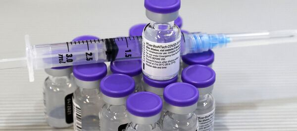 Шприц и флаконы с вакциной Pfizer-BioNTech COVID-19 изображены в Медицинском центре Шиба, крупнейшей больнице Израиля, в Рамат-Гане недалеко от прибрежного города Тель-Авив, 14 января 2021 года. успешно разворачивается: около двух миллионов граждан получили первую из двух необходимых инъекций укола Pfizer-BioNTech, и этот темп широко описывается как самый быстрый в мире на душу населения Шприц и флаконы с вакциной Pfizer-BioNTech COVID-19 изображены в Медицинском центре Шиба, крупнейшей больнице Израиля, в Рамат-Гане недалеко от прибрежного города Тель-Авив, 14 января 2021 года. успешно разворачивается: около двух миллионов граждан получили первую из двух необходимых инъекций укола Pfizer-BioNTech, и этот темп широко описывается как самый быстрый в мире на душу населения - Sputnik Абхазия
