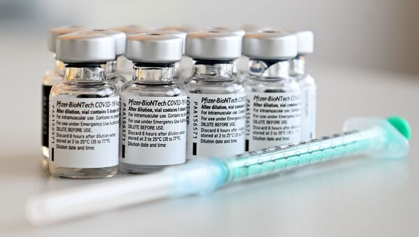 На этой файловой фотографии, сделанной 10 января 2021 года, показаны флаконы с вакциной Pfizer-BioNTech COVID-19 против нового коронавируса в центре вакцинации в Пфаффенхофене, на юге Германии. Американская фармацевтическая группа Pfizer предупредила 15 января 2021 года, что поставки вакцины Covid-19 в Норвегию и Европу будут сокращены «со следующей недели», поскольку компания наращивает производственные мощности, заявили норвежские органы здравоохранения - Sputnik Аҧсны