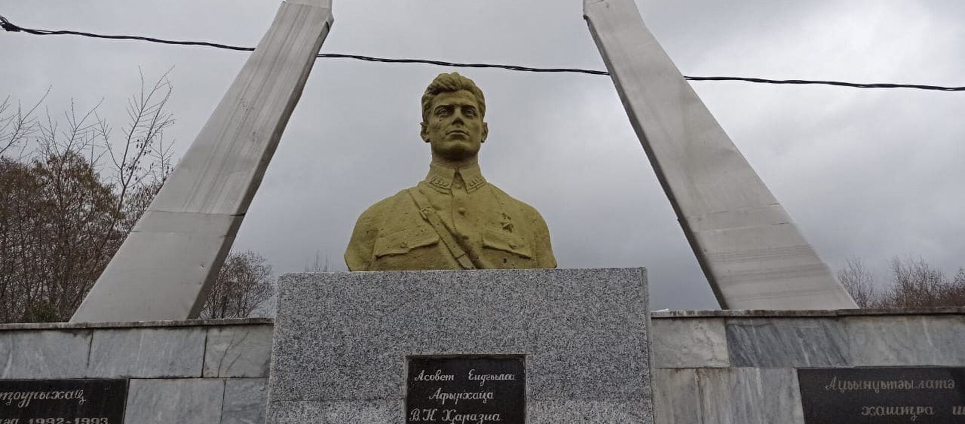 Памятник Владимиру Харазия в селе Джирхуа - Sputnik Абхазия, 1920, 18.01.2021