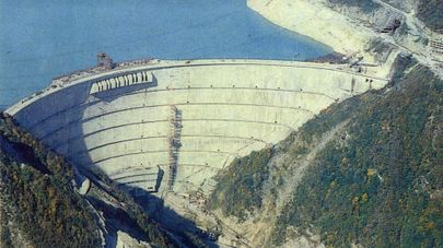 Ингурская ГЭС - крупнейшая на Кавказе ГЭС в ущелье реки Ингур. Фото из коллекции Нино Мелия.