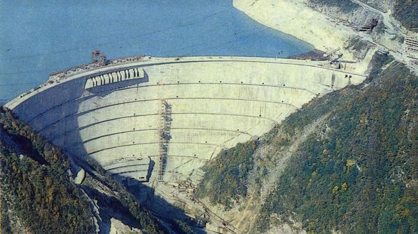 Ингурская ГЭС - крупнейшая на Кавказе ГЭС в ущелье реки Ингур. Фото из коллекции Нино Мелия. - Sputnik Абхазия
