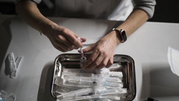 Медсестра Корали Феррон готовит дозы вакцины Moderna COVID-19 в центре вакцинации в Ле-Канне, на юге Франции - Sputnik Аҧсны