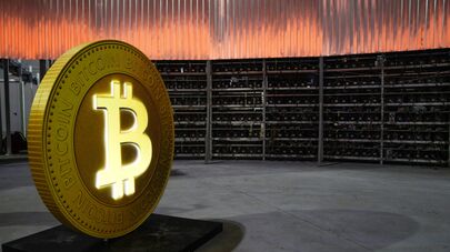 Стеллажи с фермами для майнинга криптовалют.