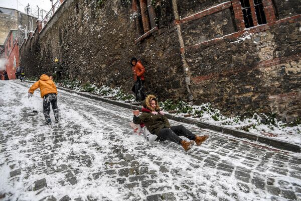 Дети катаются с горки в Турции - Sputnik Абхазия