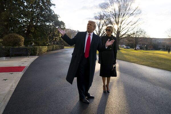 Дональд и Меланья Трамп покидают Белый дом - Sputnik Абхазия