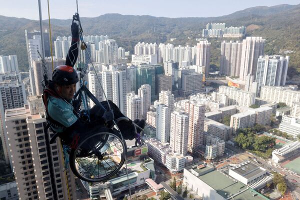 Альпинист Lai Chi-wai с параличом нижних конечностей, пытается подняться на башню Nina в Гонконге - Sputnik Абхазия