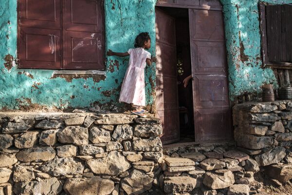 Девочка заглядывает в приоткрытую дверь в городе Гондар, Эфиопия - Sputnik Абхазия