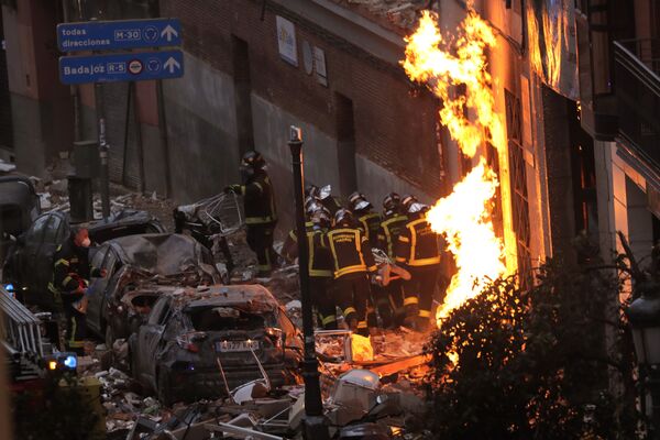Пожарные на месте происшествия в центре Мадрида, где в одном из домов произошел взрыв - Sputnik Абхазия